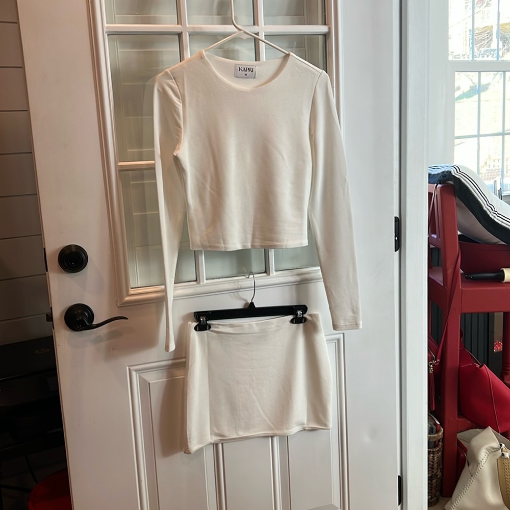 Kapri set size medium, long sleeve top and short skirt!